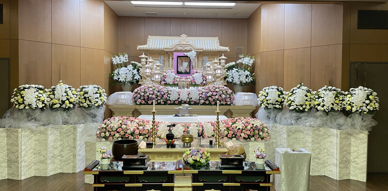 葬儀事例: 府中の森市民聖苑での家族葬【お花を華やかにとのご要望】