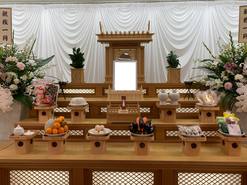 葬儀事例: 地域の習慣を取り入れた祭壇(神式)