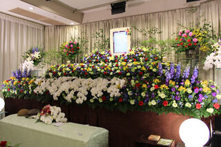 桐ヶ谷斎場　鶴の間にて花祭壇の葬儀