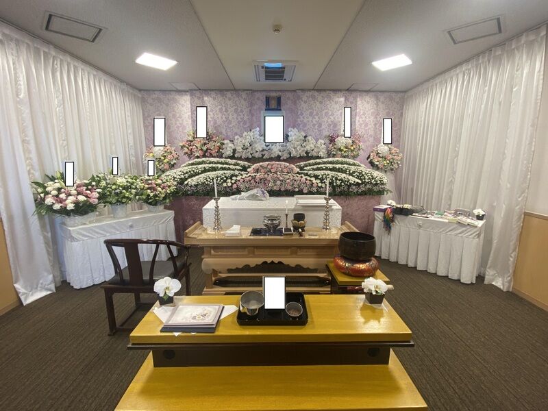 葬儀事例: 谷塚斎場　５名での華やかな花祭壇