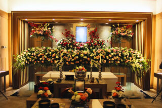 桐ヶ谷斎場　旅の間にて花祭壇の葬儀