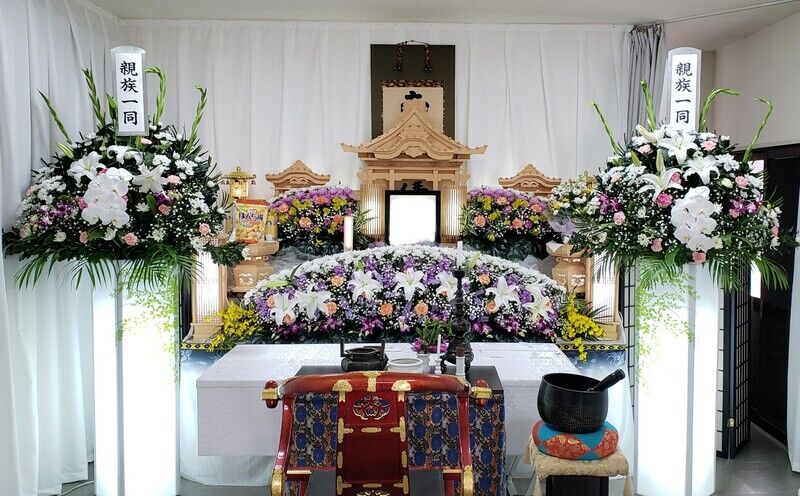 葬儀事例: 当社提携会館使用の一日葬（オプションとして供花一対）