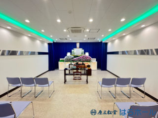 原三松堂はらホールにて20名程度の通夜・葬儀（戻り初七日法要）