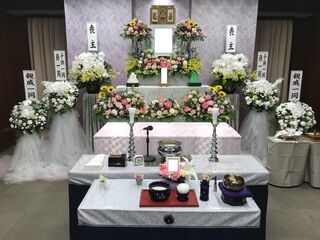 所沢市祭場での家族葬（１日葬）。故人らしい明るく綺麗なお花の祭壇。