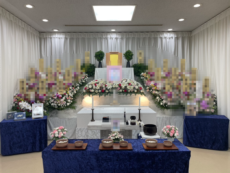 葬儀事例: お樒と生花にかこまれて。町屋斎場での友人葬。
