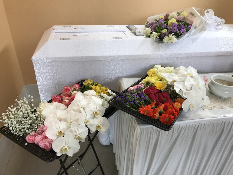 葬儀事例: 所沢市斎場の火葬式　お別れのお花に故人様の好きなお花を用意致しました