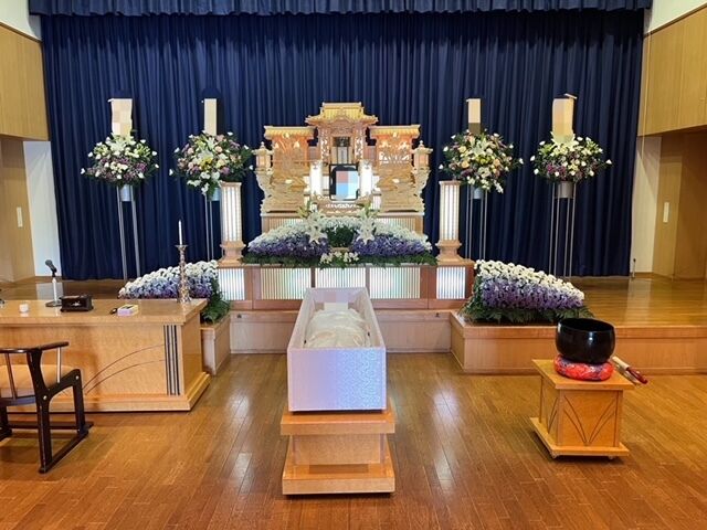 葬儀事例: 平群町、野菊の里で華やかに家族葬を行いました。