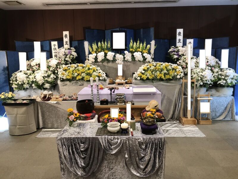 葬儀事例: 所沢市斎場の家族葬（１日葬　仏式）、ご家族の要望で綺麗な生花祭壇と母の日用としてカーネーションを用意しました。