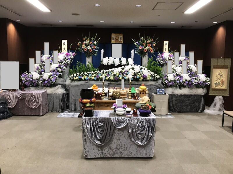葬儀事例: 所沢市斎場の家族葬（１日葬　仏式）、故人様のイメージにあった生花祭壇。