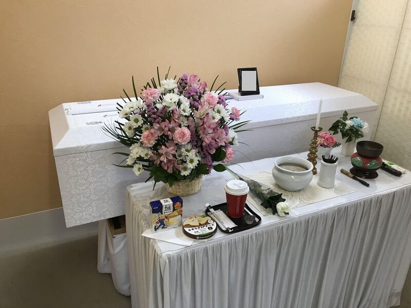 葬儀事例: 所沢市斎場の火葬式。お花たっぷりにお棺内お飾り。