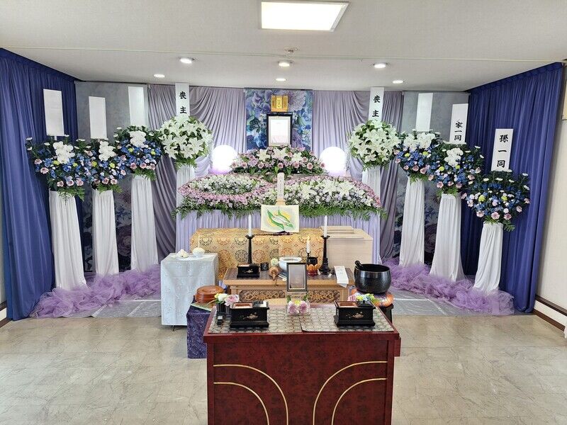 葬儀事例: 10名規模家族葬生花祭壇