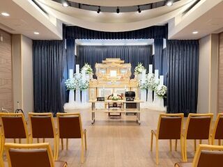 花送葬をベースに、公営斎場の常設祭壇を用いて行った告別式