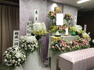 所沢市祭場での家族葬（１日葬）。故人らしい明るく綺麗なお花の祭壇。