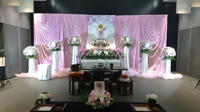 横浜市北部斎場 式場祭壇飾り例
