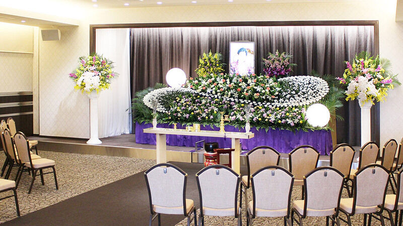 岡崎洞愛昇殿 品よく彩られた花祭壇で、温かい雰囲気の家族葬が行えます