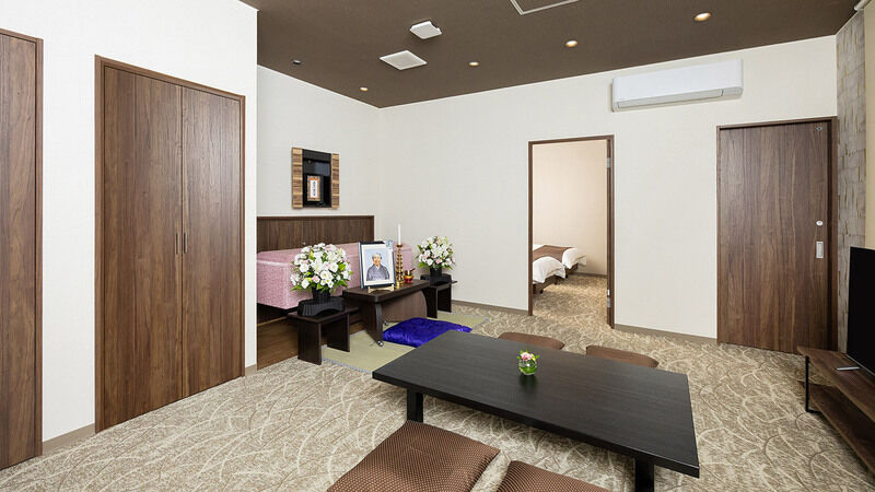 愛昇殿レクストの杜 柏森 ベッドルームを備えた明るい洋室でリラックスしてお過ごしいただけます