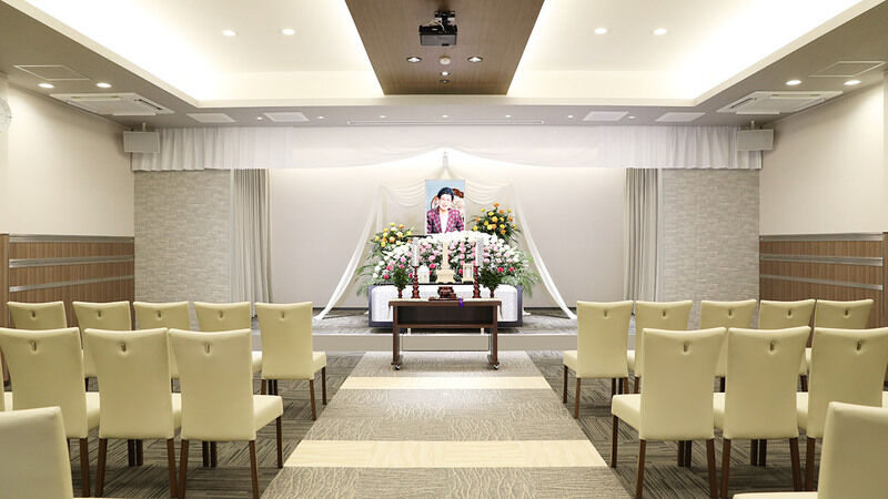 愛昇殿レクストの杜 天白焼山 品よく彩られた花祭壇で、温かい雰囲気の家族葬が行えます