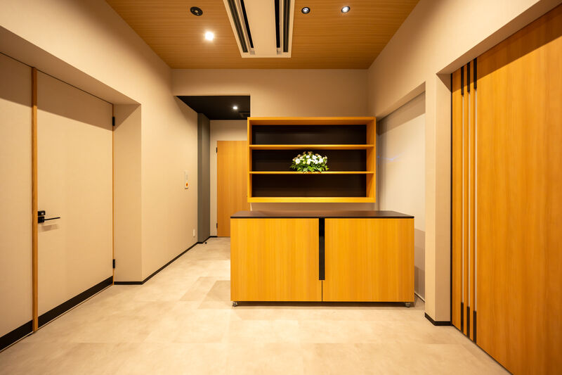 家族葬の灯（あかり）‐月が丘ホール‐ 家族葬式場入口