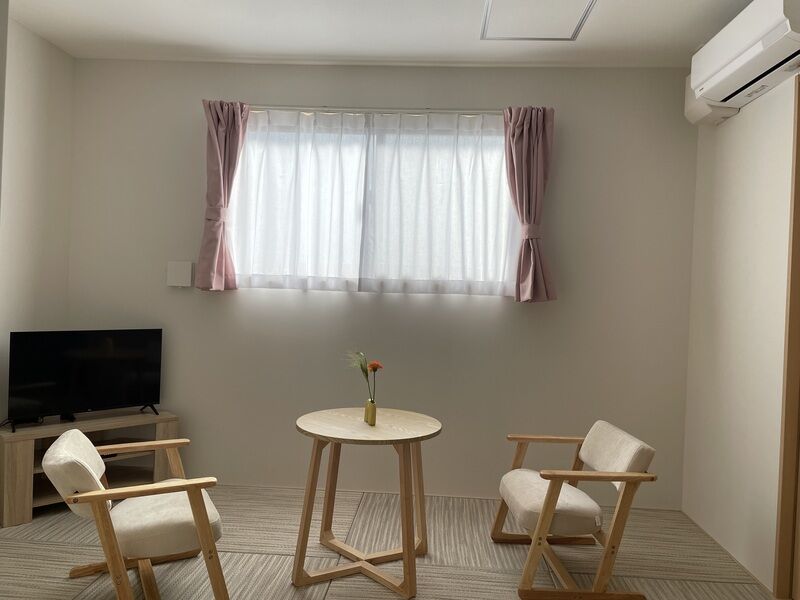 ここりえ家族葬ホール さいたま吉野町 正座が苦手な方にもくつろいでいただけるよう、和室には椅子を用意しております