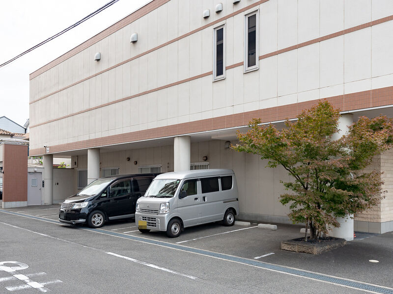 葬儀会館シーン 本館（家族葬メモリーハウス） 駐車場