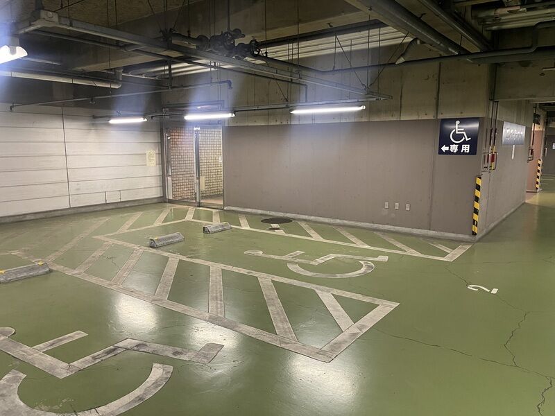 府中の森市民聖苑 車椅子等専用駐車場