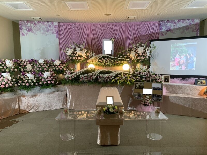 ピンクの花祭壇とスライドショー