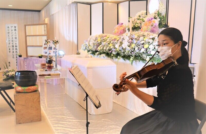 生演奏と供花組込み方式の事例