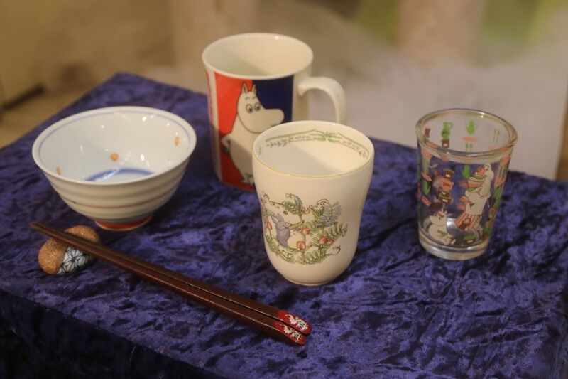 愛用していた茶碗やマグをお飾り