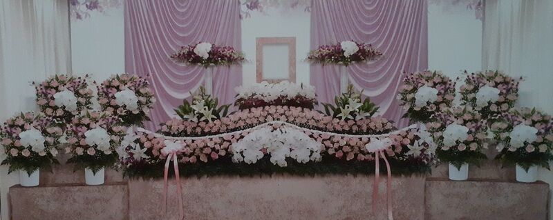 生花祭壇と供花の飾り