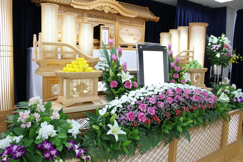 故人のお好きだった色をお花に