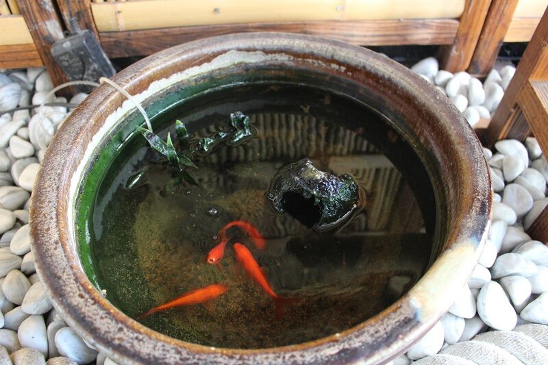 金魚が出迎える玄関ホール