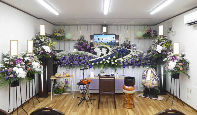 家族葬　桜55　祭壇横の供花・供物は別途料金