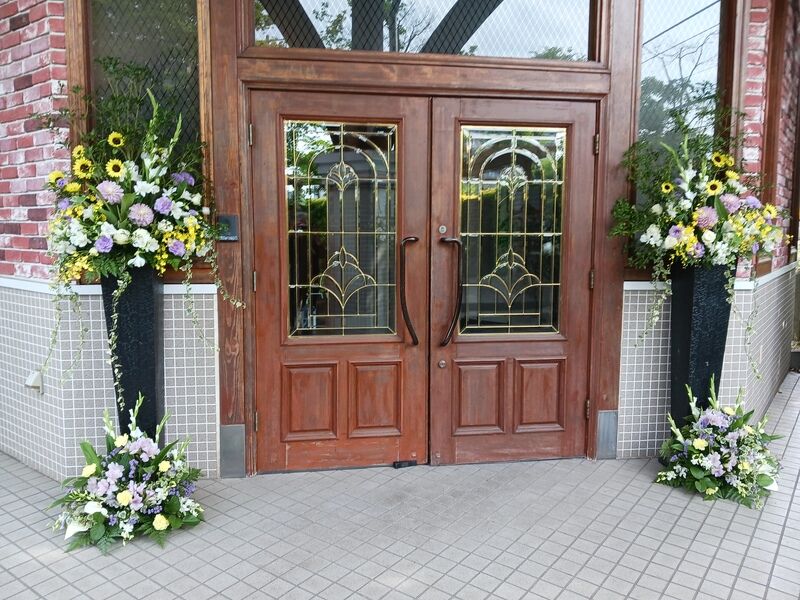 家族葬正面玄関花飾り