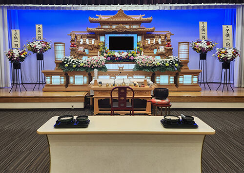２F式場　白木祭壇