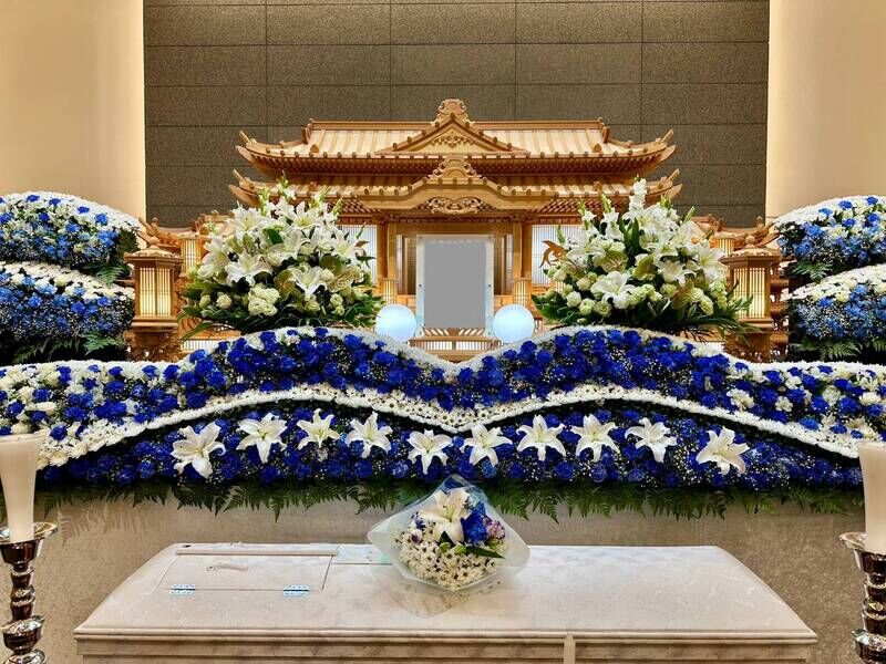 豪華な花祭壇