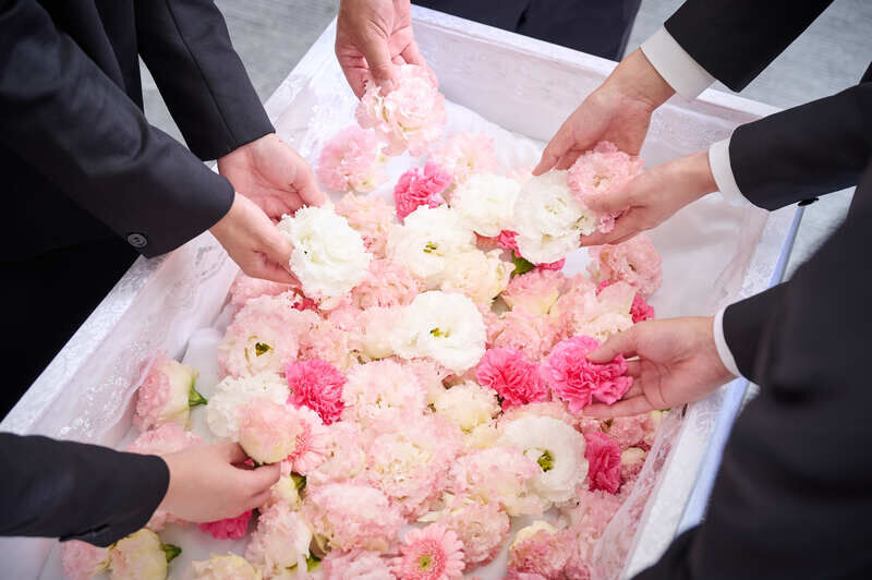 出棺の際のお花入れ　中野区の葬儀社　株式会社セレモニー