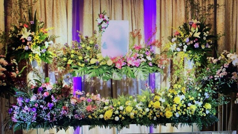 華やかに