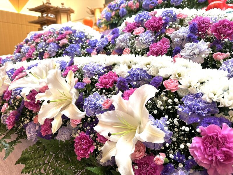 紫を基調とし生花祭壇