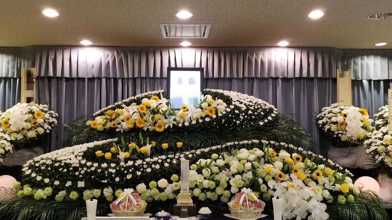 ひまわりメインで黄色・緑・白で装飾（青梅市民斎場）