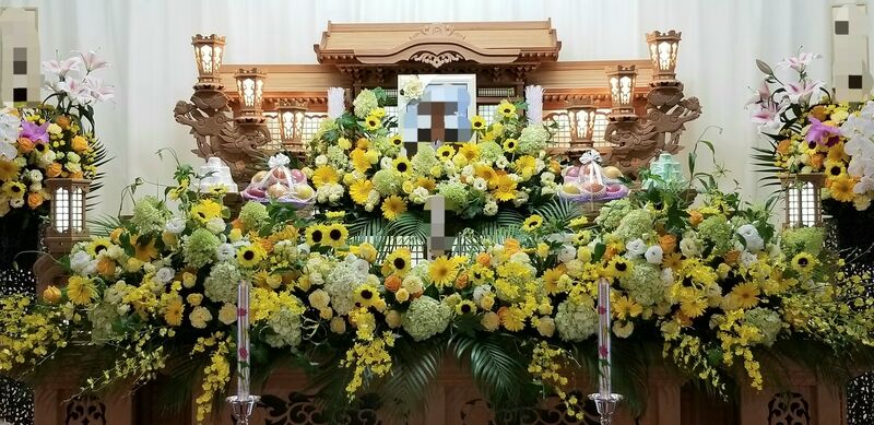 ひまわりをメインで黄色・緑・白で装飾（ひので斎場）