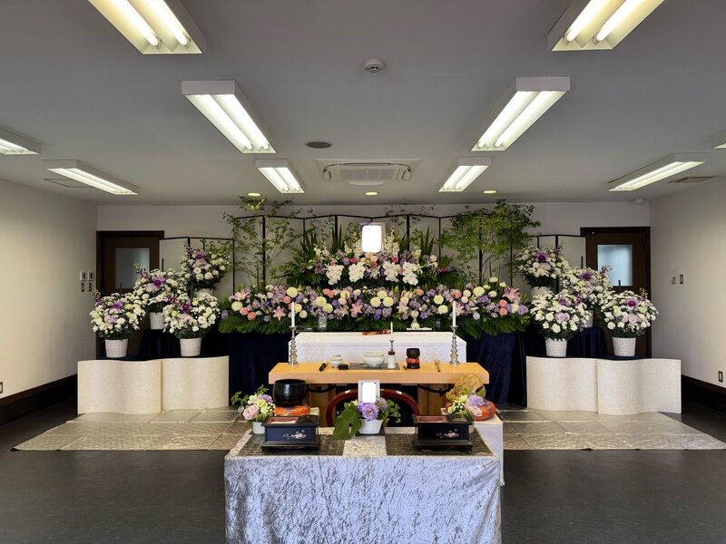 葬儀サポート府中協会 花祭壇（白・紫）