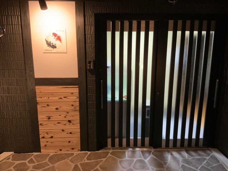 玄関（夜間）