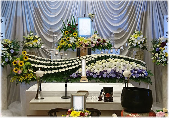 和洋折衷の生花祭壇