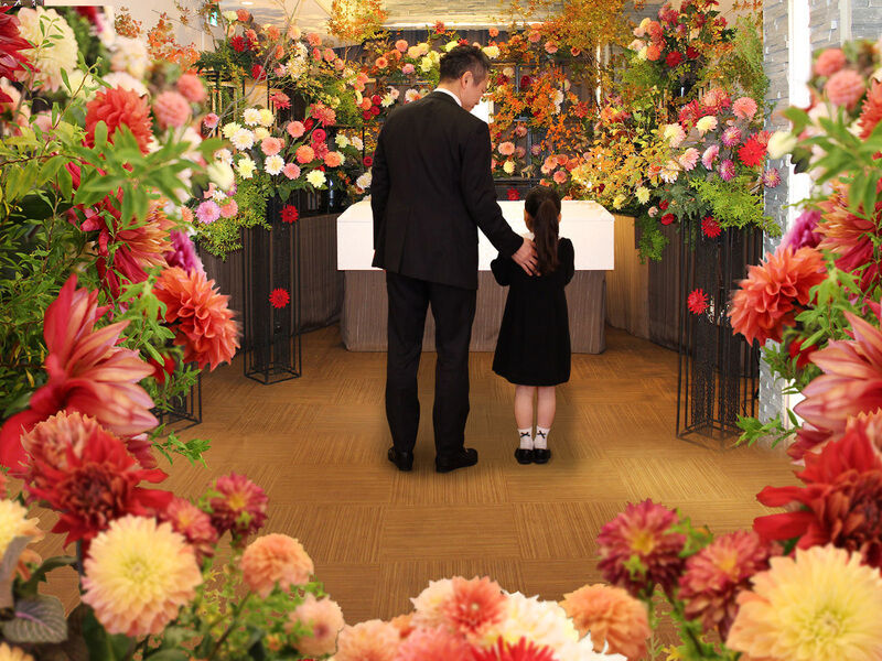 ダリアをふんだんに使った花祭壇