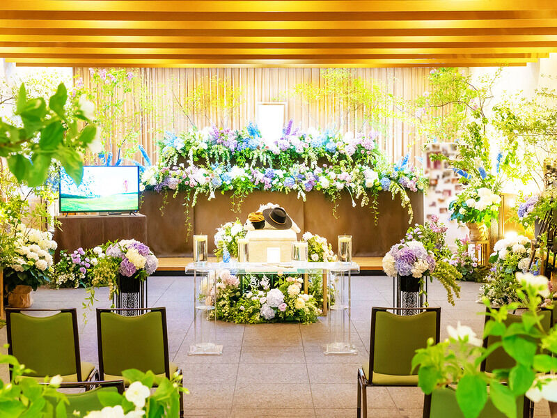 お花と木々を合わせた葬儀空間