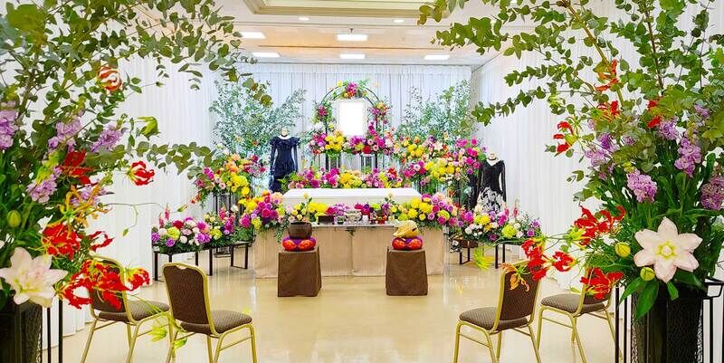 お好きだった花と愛用品を飾った花祭壇