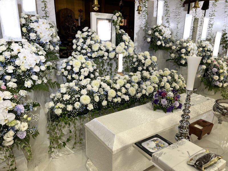 オーダーメイドの花祭壇/清楚なお花いっぱいでお別れを。