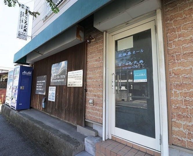 式場西側バス通り