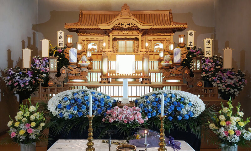県央みずほ斎場白木祭壇前生花