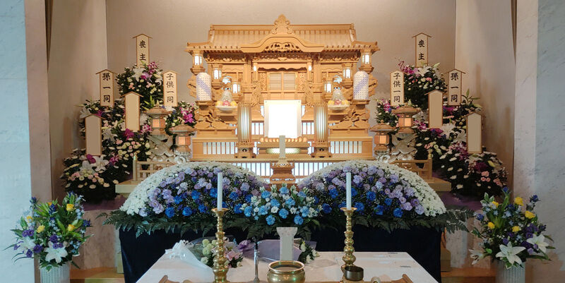 県央みずほ斎場白木祭壇前生花